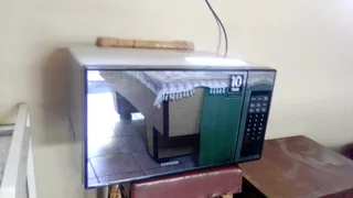 Samsung microwave oven ( goes on but no heat ) in very good condition R800