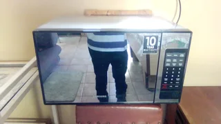 Samsung microwave oven ( goes on but no heat ) in very good condition R800