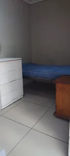 Bachelor available to rent in Bellville