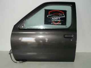 Nissan NP300 Left side door with window - Brown
