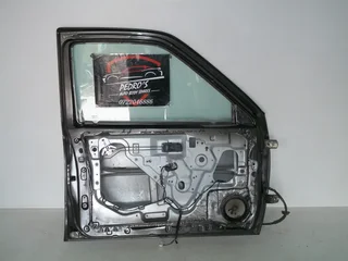 Nissan NP300 Left side door with window - Brown