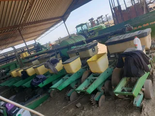 John Deere 7200 8 ry planter