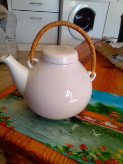 Stylish 1960 Finnish designed GA 3 large Arabia in matte white design by Ulla Procope Tea pot