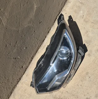 Renault triber left headlight