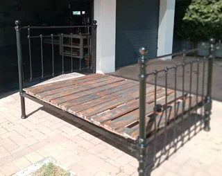 Steel frame vintage beds whith wooden base