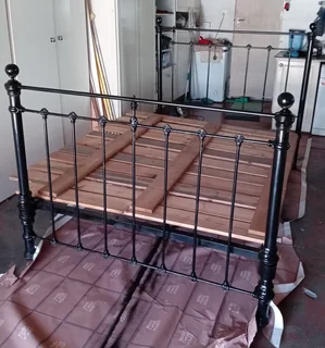 Steel frame vintage beds whith wooden base