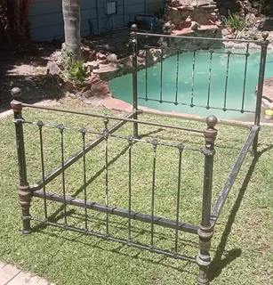 Steel frame vintage beds whith wooden base