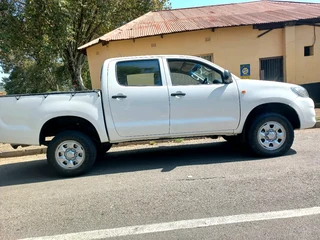 2015 Toyota Hilux Double Cab 2.5 D4d 4x4 Manual Transmission In Excellent Condition