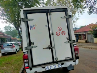 2017 ISUZU KB250 SINGLE CAB MANUAL TRANSMISSION WITH CANOPY AND FULL SERVICE HISTORY