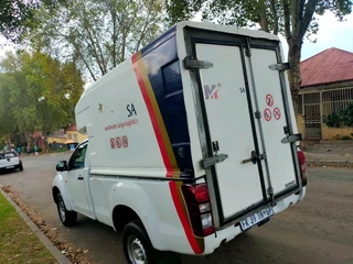 2017 ISUZU KB250 SINGLE CAB MANUAL TRANSMISSION WITH CANOPY AND FULL SERVICE HISTORY