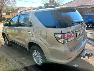 2014 TOYOTA FORTUNER 3.0 D4D 4X2 AUTOMATIC TRANSMISSION WITH SERVICE BOOK