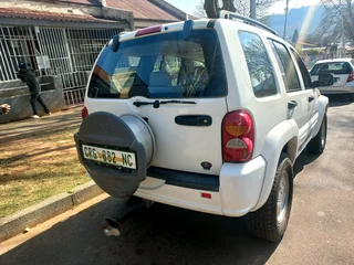 2003 JEEP CHEROKEE 2.7 PETROL 4X4 AUTOMATIC TRANSMISSION WITH LEATHER SEATS AND SPARE KEYS
