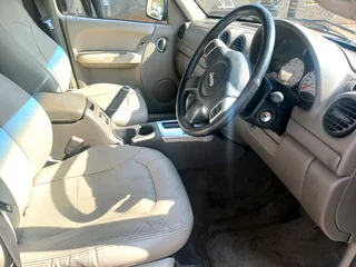 2003 JEEP CHEROKEE 2.7 PETROL 4X4 AUTOMATIC TRANSMISSION WITH LEATHER SEATS AND SPARE KEYS