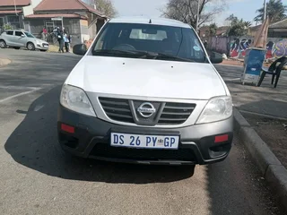 2015 NISSAN NP200 BAKKIE 1.6 WITH CANOPY (GLASS) IN EXCELLENT CONDITION