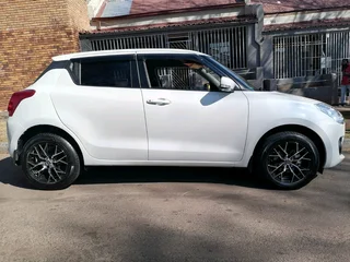 2024 SUZUKI SWIFT 1.2 MANUAL TRANSMISSION WITH FULL SERVICE HISTORY
