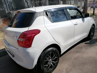 2024 SUZUKI SWIFT 1.2 MANUAL TRANSMISSION WITH FULL SERVICE HISTORY