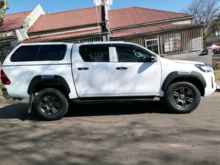 2022 TOYOTA HILUX DOUBLE CAB 2.4 GD6 4X4 MANUAL TRANSMISSION WITH SERVICE BOOK