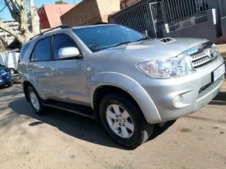 2010 TOYOTA FORTUNER 3.0 D4D 4X2 MANUAL TRANSMISSION IN EXCELLENT CONDITION