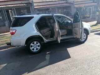 2010 TOYOTA FORTUNER 3.0 D4D 4X2 MANUAL TRANSMISSION IN EXCELLENT CONDITION