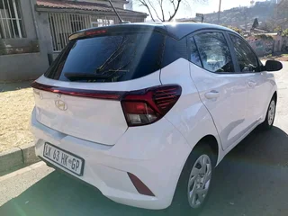 2023 HYUNDAI I10 GRAND 1.0 MANUAL TRANSMISSION WITH REVERSE CAMERA AND SENSORS