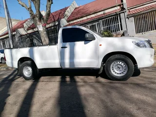 2013 TOYOTA HILUX SINGLE CAB 2.0 VVTI PETROL LOW RIDER IN EXCELLENT CONDITION