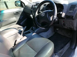 2013 TOYOTA HILUX SINGLE CAB 2.0 VVTI PETROL LOW RIDER IN EXCELLENT CONDITION