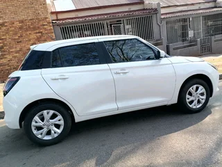 2025 SUZUKI SWIFT 1.2 MANUAL TRANSMISSION WITH SERVICE BOOK