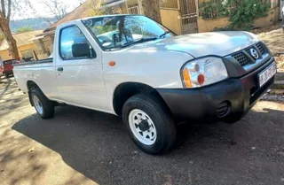 2017 NISSAN NP300 SINGLE CAB 2.0 PETROL MANUAL TRANSMISSION IN EXCELLENT CONDITION