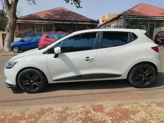 2015 RENAULT CLIO 4 900T MANUAL TRANSMISSION IN EXCELLENT CONDITION