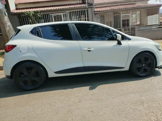 2015 RENAULT CLIO 4 900T MANUAL TRANSMISSION IN EXCELLENT CONDITION