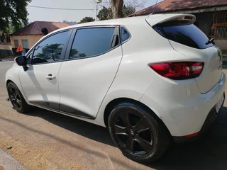 2015 RENAULT CLIO 4 900T MANUAL TRANSMISSION IN EXCELLENT CONDITION