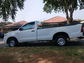 2012 TOYOTA HILUX SINGLE CAB 2.5 D4D MANUAL TRANSMISSION IN EXCELLENT CONDITION