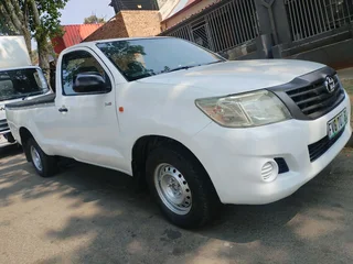2012 TOYOTA HILUX SINGLE CAB 2.5 D4D MANUAL TRANSMISSION IN EXCELLENT CONDITION