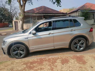 2019 VOLKSWAGEN TIGUAN 2.0 R LINE AUTOMATIC TRANSMISSION IN EXCELLENT CONDITION WITH SERVICE BOOK