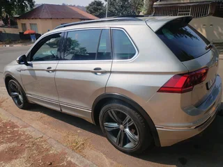 2019 VOLKSWAGEN TIGUAN 2.0 R LINE AUTOMATIC TRANSMISSION IN EXCELLENT CONDITION WITH SERVICE BOOK