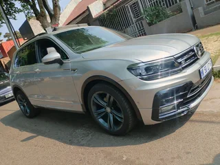 2019 VOLKSWAGEN TIGUAN 2.0 R LINE AUTOMATIC TRANSMISSION IN EXCELLENT CONDITION WITH SERVICE BOOK