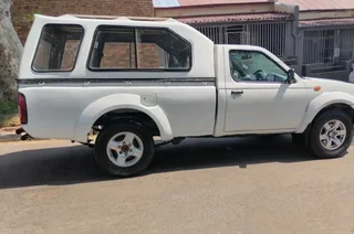 2013 Nissan Np300 Single Cab 2.0 Petrol Manual Transmission In Excellent Condition With Canopy