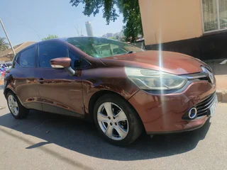 2015 RENAULT CLIO 4 900T MANUAL TRANSMISSION IN EXCELLENT CONDITION WITH SERVICE BOOK AND SPARE KEYS