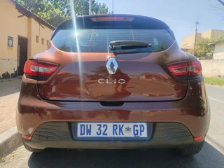 2015 RENAULT CLIO 4 900T MANUAL TRANSMISSION IN EXCELLENT CONDITION WITH SERVICE BOOK AND SPARE KEYS