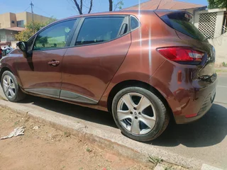 2015 RENAULT CLIO 4 900T MANUAL TRANSMISSION IN EXCELLENT CONDITION WITH SERVICE BOOK AND SPARE KEYS