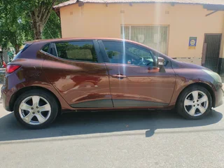 2015 RENAULT CLIO 4 900T MANUAL TRANSMISSION IN EXCELLENT CONDITION WITH SERVICE BOOK AND SPARE KEYS