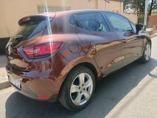 2015 RENAULT CLIO 4 900T MANUAL TRANSMISSION IN EXCELLENT CONDITION WITH SERVICE BOOK AND SPARE KEYS