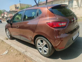 2015 RENAULT CLIO 4 900T MANUAL TRANSMISSION IN EXCELLENT CONDITION WITH SERVICE BOOK AND SPARE KEYS