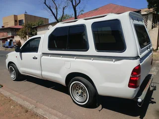2014 TOYOTA HILUX SINGLE CAB 2.7 VVTI MANUAL TRANSMISSION IN EXCELLENT CONDITION WITH CANOPY