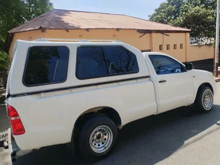 2014 TOYOTA HILUX SINGLE CAB 2.7 VVTI MANUAL TRANSMISSION IN EXCELLENT CONDITION WITH CANOPY