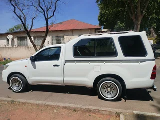 2014 TOYOTA HILUX SINGLE CAB 2.7 VVTI MANUAL TRANSMISSION IN EXCELLENT CONDITION WITH CANOPY