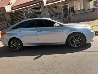 2012 Hyundai Sonata 2.0 Automatic Transmission In Excellent Condition With Leather Seats