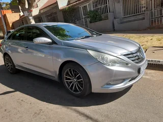 2012 HYUNDAI SONATA 2.0 AUTOMATIC TRANSMISSION IN EXCELLENT CONDITION WITH LEATHER SEATS