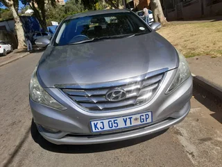 2012 HYUNDAI SONATA 2.0 AUTOMATIC TRANSMISSION IN EXCELLENT CONDITION WITH LEATHER SEATS