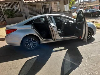2012 HYUNDAI SONATA 2.0 AUTOMATIC TRANSMISSION IN EXCELLENT CONDITION WITH LEATHER SEATS